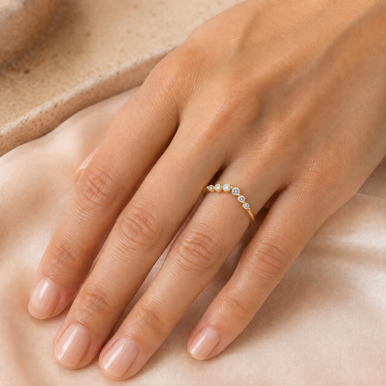 Contoured Round Diamond Bubble Band